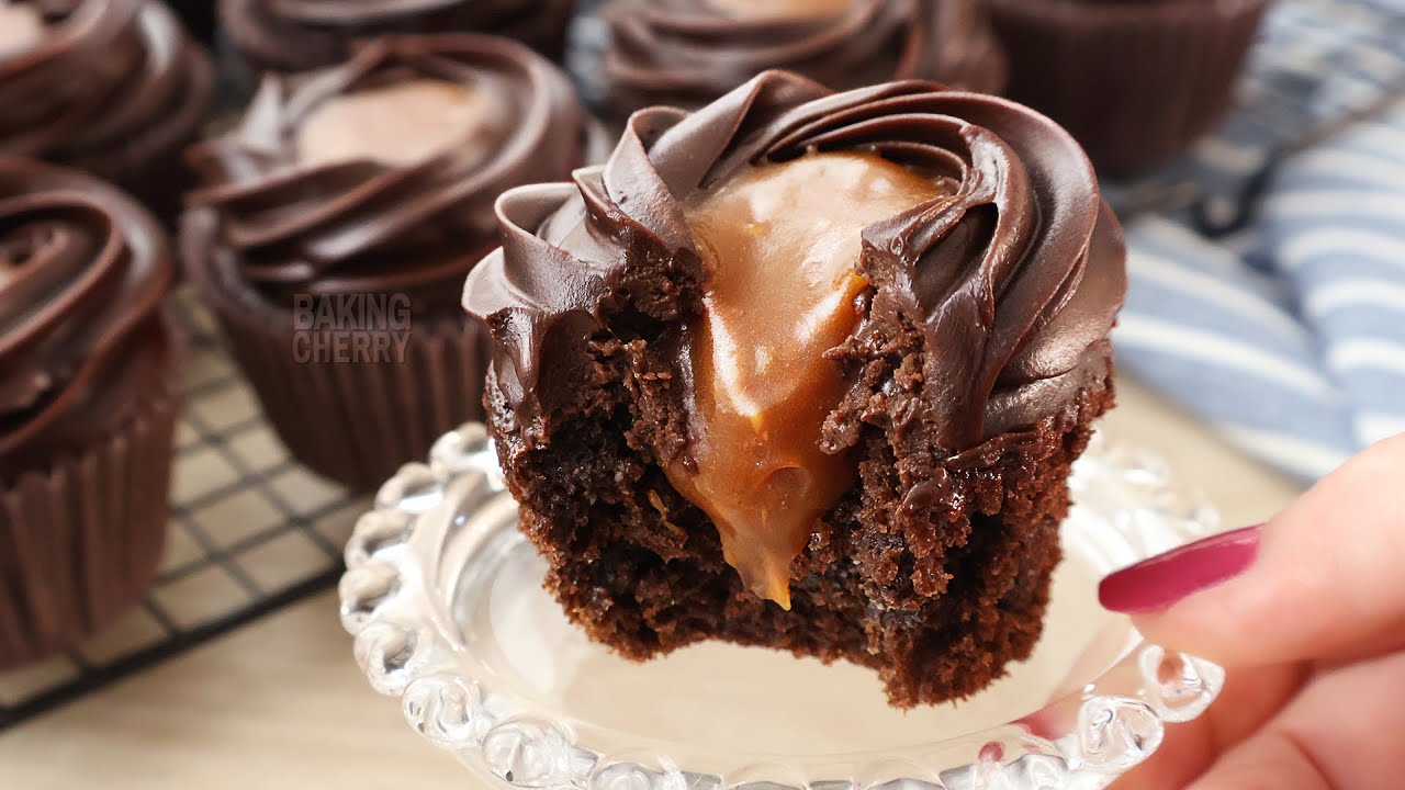 THE BEST Chocolate Cupcakes with a Rich, Gooey Filling! (No Mixer)