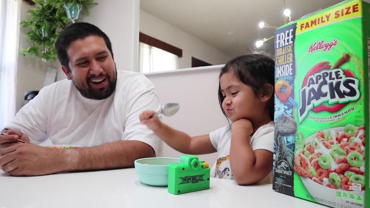 Apple Jacks - Ximena and Papi Cereal Review - YouTube
