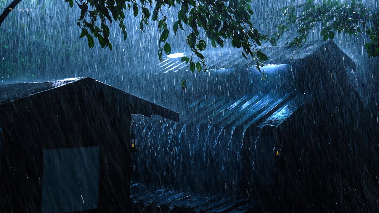 ⚡ Сильная гроза ночью | Ужасный ливень и очень интенсивные раскаты грома на крыше жестяного шатра