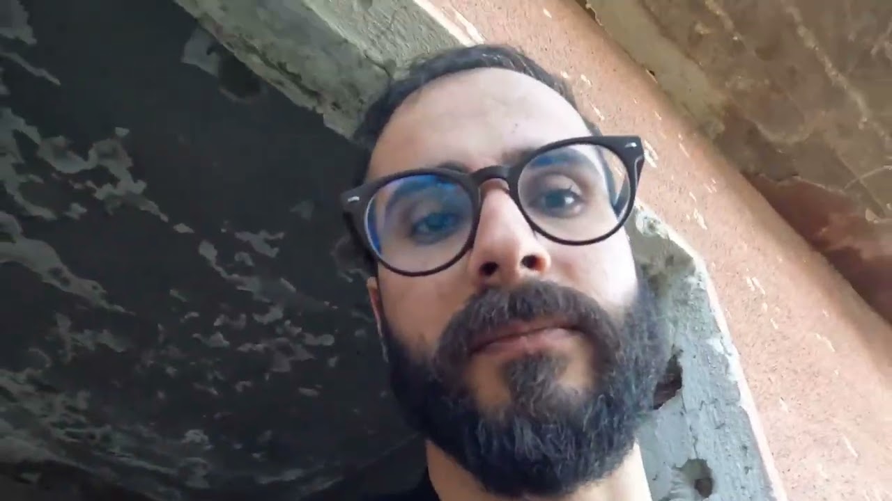 بين النجوم تقع قريتي كانت مثال للجمال قبل ان يدمرها وحوش الأرض 