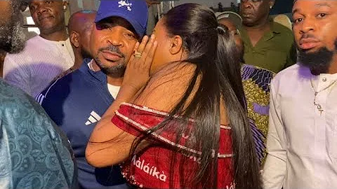 SAHEED OSUPA BEST FRIEND MC OLUOMO CHOCK TOYIN ABRAHAM WITH 5MILION CASH AS GIFT @ HER MOVIE PREMIER