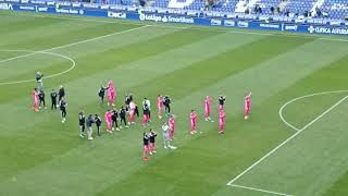 La aficion del Burgos celebra la victoria en el Tartiere