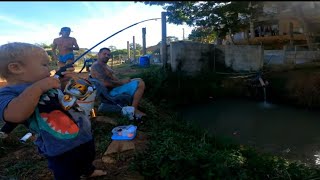 HOJE A PESCARIA FOI COM O GAEL - o menor pescador do mundo.