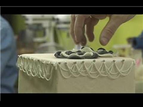 pastry-decorating-:-how-to-decorate-a-wedding-cake-with-edible-flowers