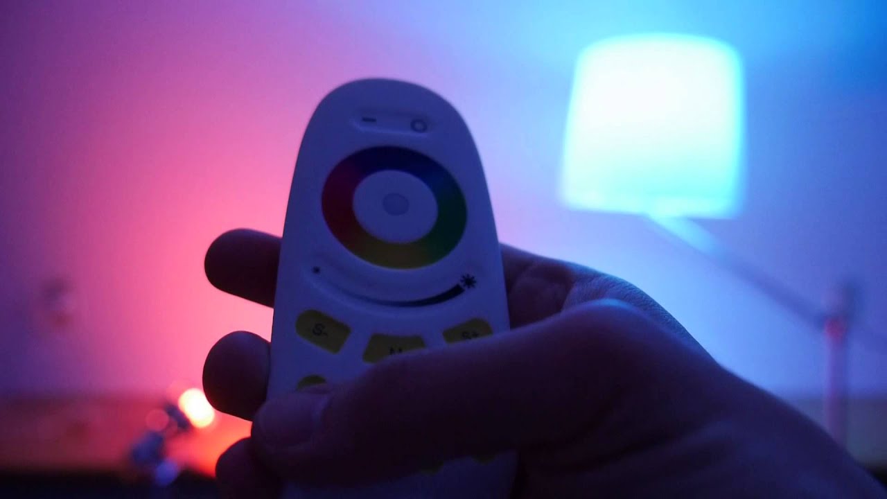 「LimitlessLED」をリモコンで操作している様子はこんな感じ