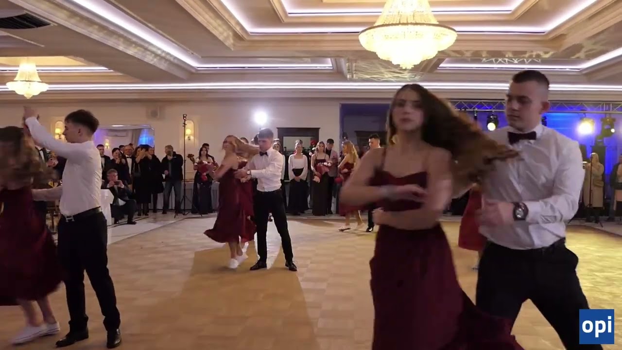 Studniówka maturzystów z ZS nr 1 w Ostrowi Mazowieckiej: walc (17.01.2026)