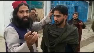 Pashtun Taliban member humiliating young Afghan man Resimi