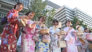 猛暑の都心、ＯＬが打ち水 石原環境相も出席