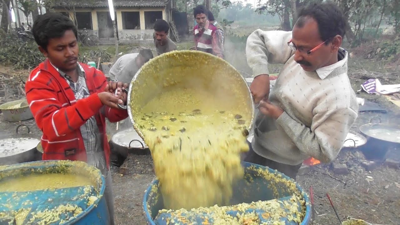 Indian People Eating Khichdi Bhog at Hindu Festival | Street Food Loves You | Indian Food Loves You