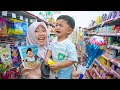 AZAM JAJAN SERBA BIRU BUAT KAKA 😱 MIE JUMBO DAN PERMEN RAKSASA
