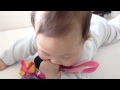 ユイ 生後4ヶ月 おもちゃで遊びながらグズグズ