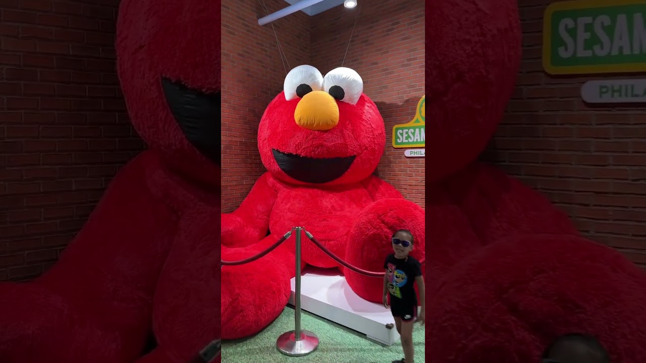 Giant! Elmo’s Plush in Sesame Place 