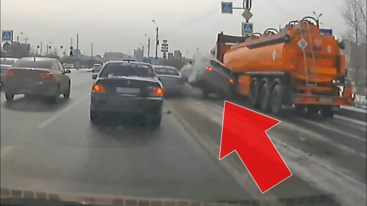 Яндекс.Такси решил повернуть направо из 4-го ряда, но там летел "Лётчик ...