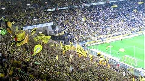 Borussia Dortmund x Bayer Leverkusen 22/08/2010 - BVB sing 'You will never walk alone'