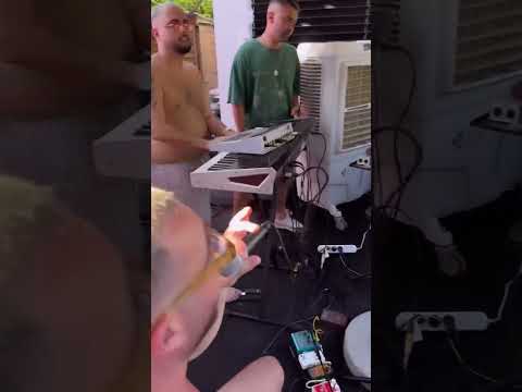 עומר אדם לילות וקללות במסיבה בחצר ביתו 