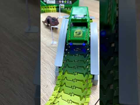 Гнучкий Трек для машинок DinosaurTrack з підсвічуванням у валізі 144 деталі, видео 1