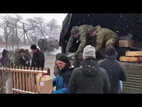 ウクライナ/ハリコフで物資を配るロシア軍　2022年3月9日