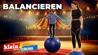 Yvonne Catterfeld vs. Toni (8): Wer läuft schneller auf der Laufkugel? | Klein gegen Groß