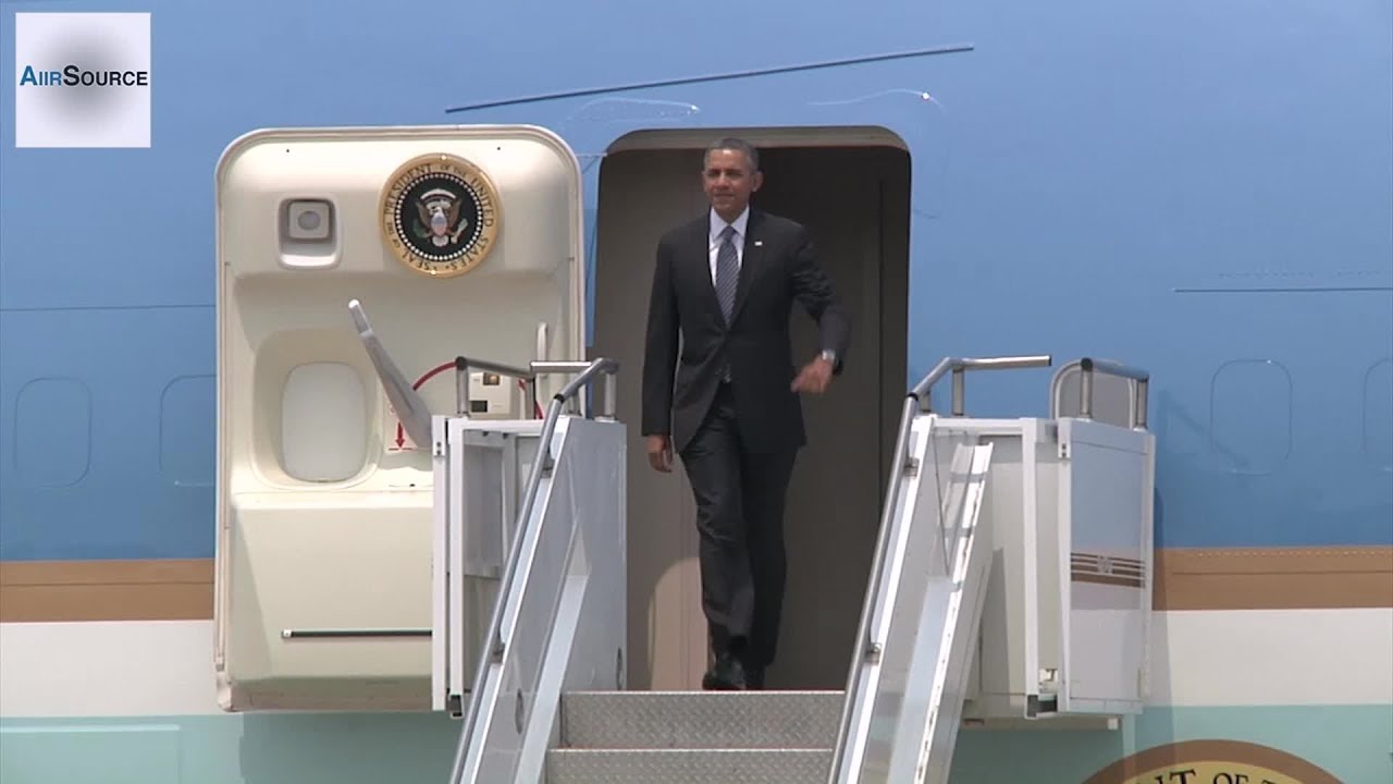 President Obama, Air Force One Arrives at Osan, Korea (Apr, 2014)