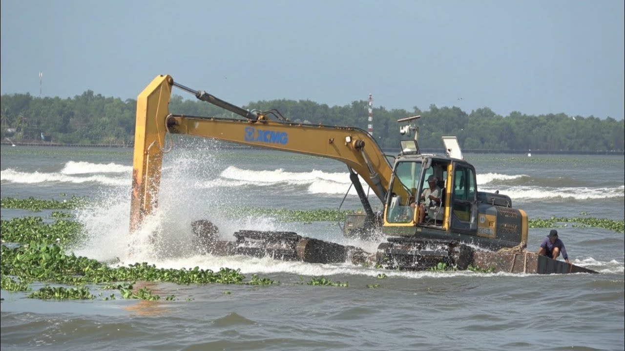 This machine finds a very complicated way to anchor and rest.