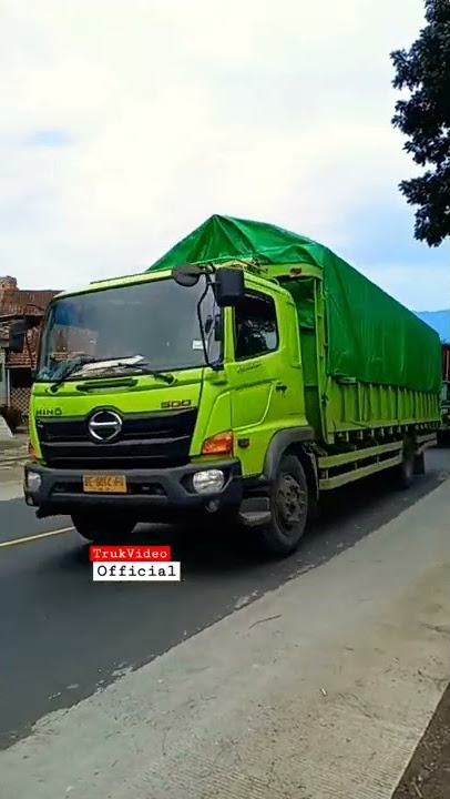 Antrian panjang truk merayap dijalur selatan Andir