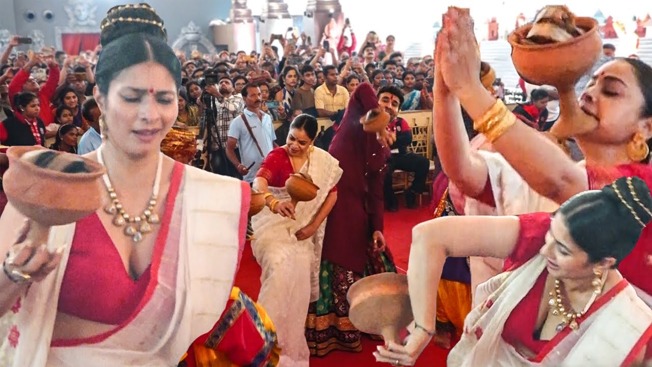Sumona Chakravarti,Tanishaa Mukerji,Sharbani Mukherjee's Bengali Dhunuchi Naach At Durga Puja