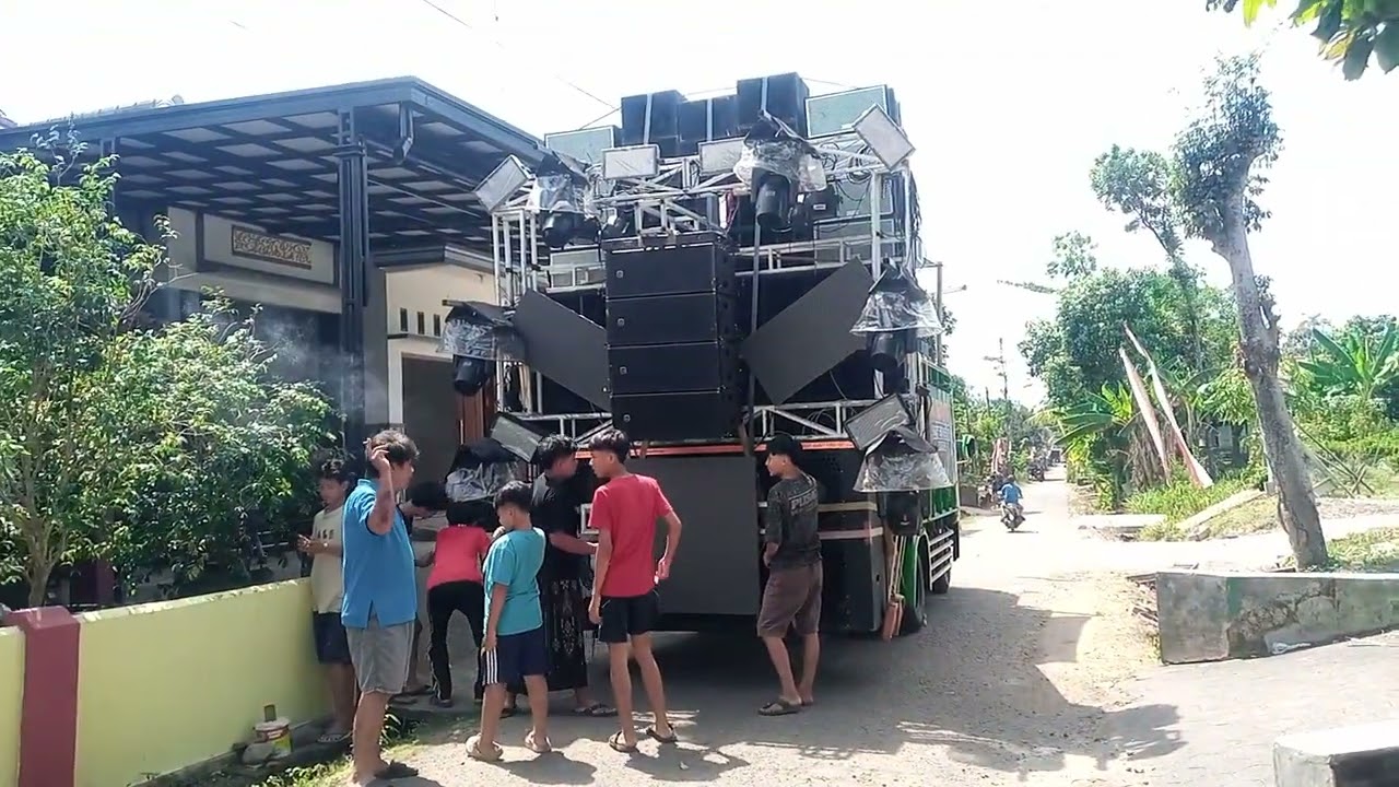 Deretan sound system di karnaval desa Kedawung mojo 2025