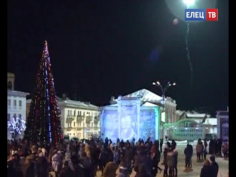 На площади Ленина в Ельце началась установка главной городской новогодней ели