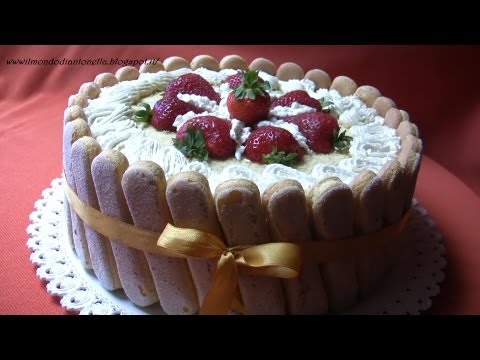 Torta con fragole , panna e savoiardi
