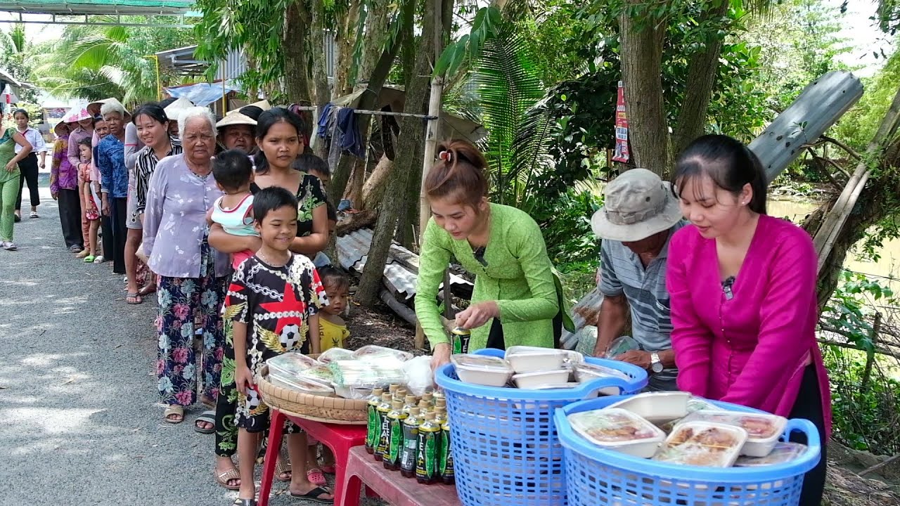 Chị Linh ở Mỹ Tặng 100 Phần Bún Chả Giò và Trà Ô Long đến Bà Con Khmer | HQ #949
