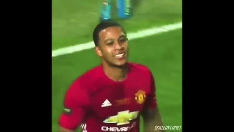 Rooney laughing at Depay ' s failed bycycle kick
