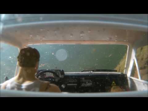 Video till Radiostyrda bilar kör runt under vattnet