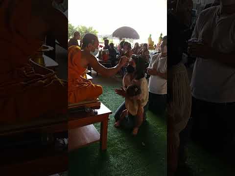 دعای مانک های بودایی در معبد کانچانابوری