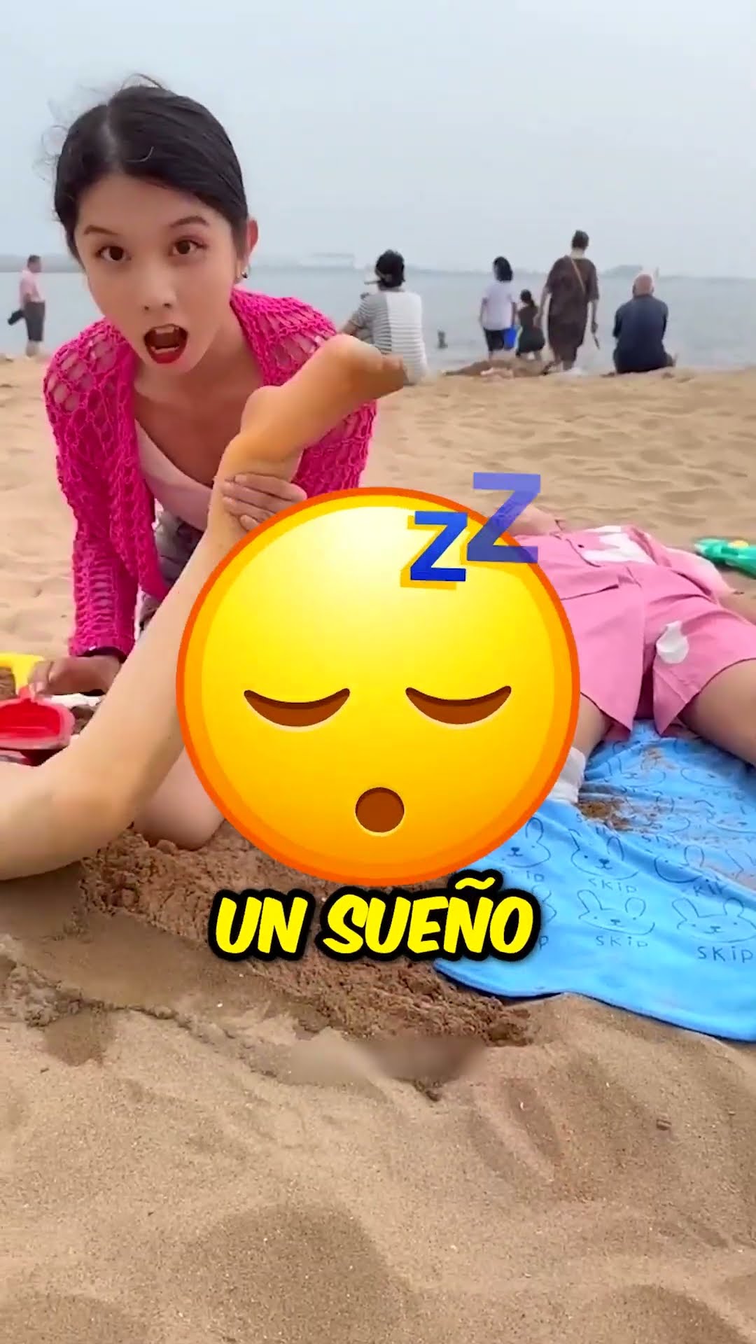 ¡Esta chica hizo una broma a su hermano con una pierna falsa! ??