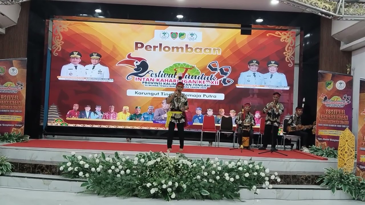 Perlombaan karungut tingkat remaja putra festival tandak intan Kaharingan muara teweh