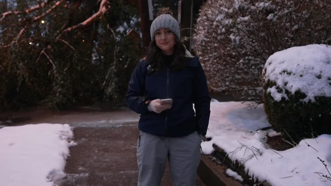 Winter storm knocks out power to thousands in Virginia - YouTube