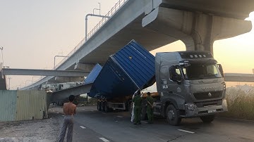 Xe container đâm sập cầu bộ hành trên xa lộ Hà Nội