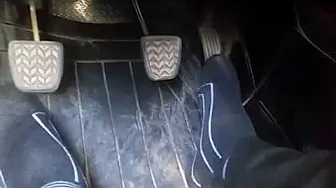 Taxista conduciendo en calcetines