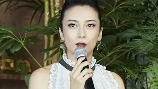 柴咲コウ、すらり腕出し…モノトーンドレスでモードな雰囲気　深紅リップでクールな魅力