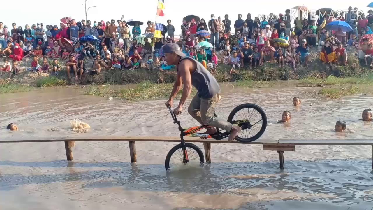 LOMBA SEPEDA DI ATAS AIR, LUCU BANGET. BAPAK2 IKUT. DI SUMATRA SELATAN