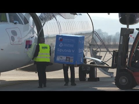 Со авион на „Ер Србија“ пристигна првата пратка од руските вакцини „Спутник“