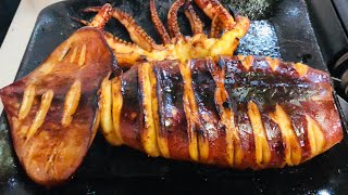 鉄板でイカを焼いて食べるだけの動画。