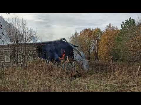 Горит жилой дом в деревне Бурдуково