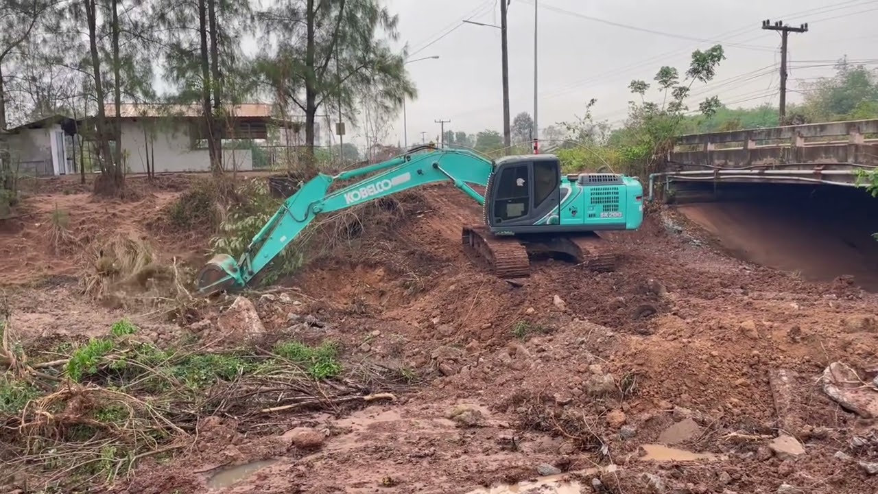 KOBELCO SK200-10 ลุยงานขยายสะพานแต่เช้าเลย