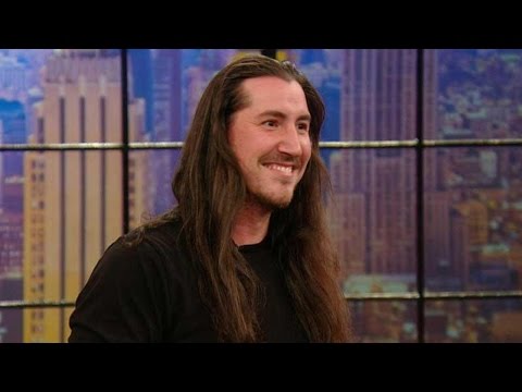 this-guy-looked-ok-with-long-hair,-but-after-chopping-off-his-man-bun,-he’s-smokin’