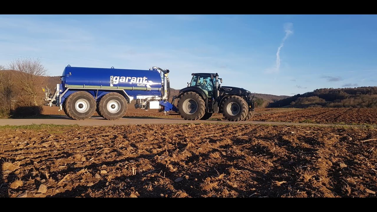 Neues Gülle Gespann am Gülle Silvester, Kotte Garant und blau mit Black Warrior von Deutz