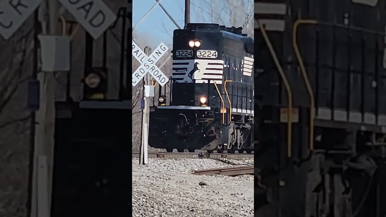 LISTEN AT THIS AWESOME HORN ON THIS SD40-2! 