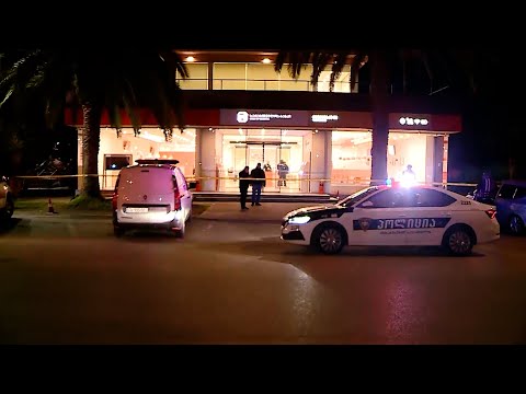 შეიარაღებულმა პირმა 900 ევროს გატაცება სცადა | სენაკში მომხდარი ყაჩაღობის დეტალები