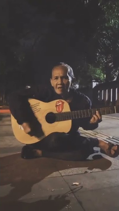 VIRAL...Nenek jago main gitar dan bersuara merdu#shorts