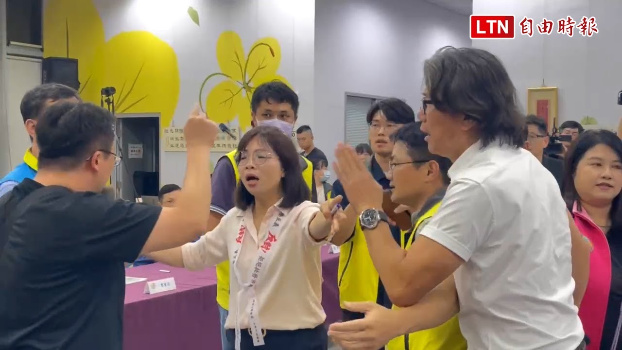 三重果菜市場說明會場面火爆 蘆洲民眾嗆陳明義「搬到五股」(翻攝自… 三重果菜市場說明會場面火爆 蘆洲民眾嗆陳明義「搬到五股」(翻攝自…